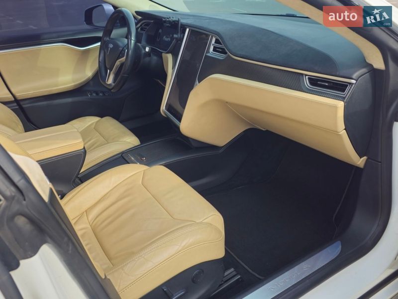 Лифтбек Tesla Model S 2017 в Украинке