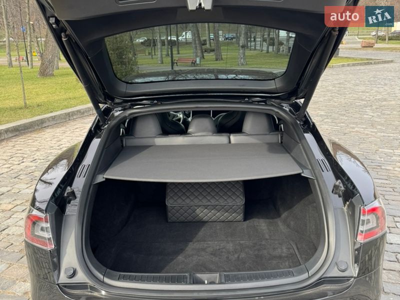 Лифтбек Tesla Model S 2017 в Киеве фото 31 Лифтбек Tesla Model S 2017 в Киеве