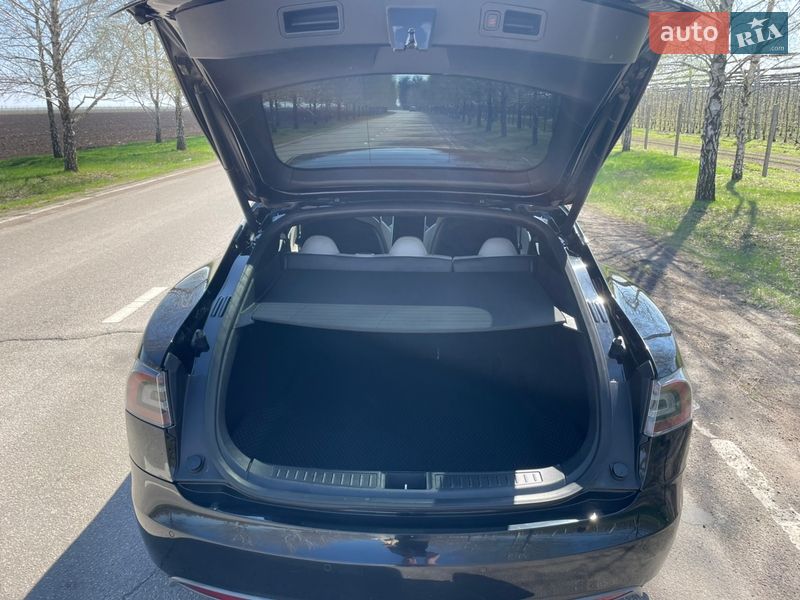 Ліфтбек Tesla Model S 2014 в Дніпрі