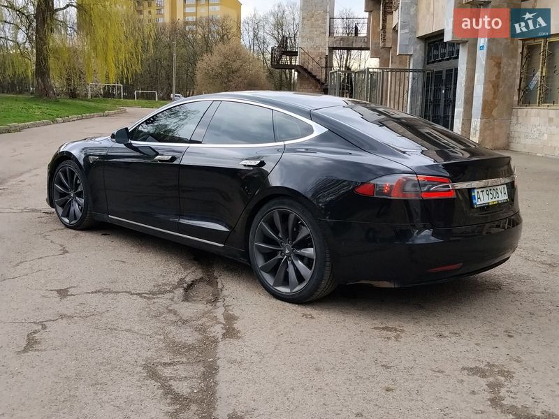 Лифтбек Tesla Model S 2016 в Ивано-Франковске