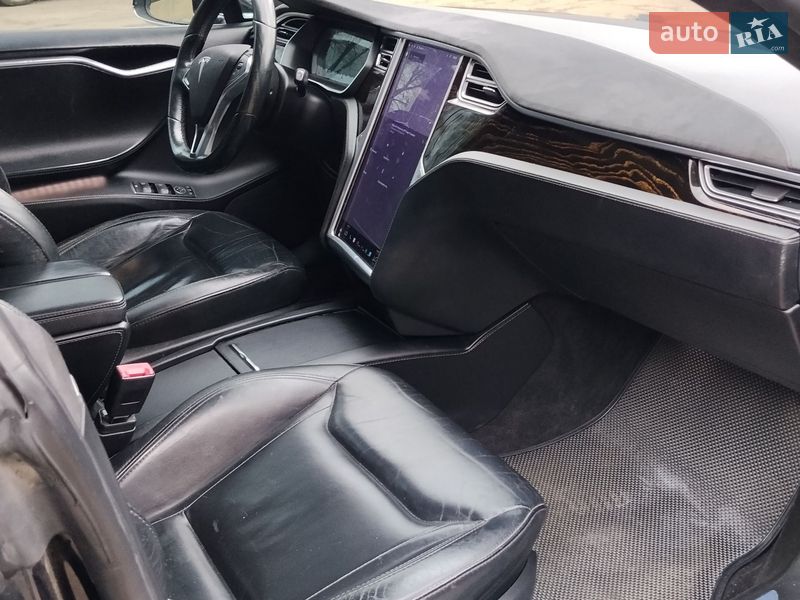Лифтбек Tesla Model S 2016 в Ивано-Франковске