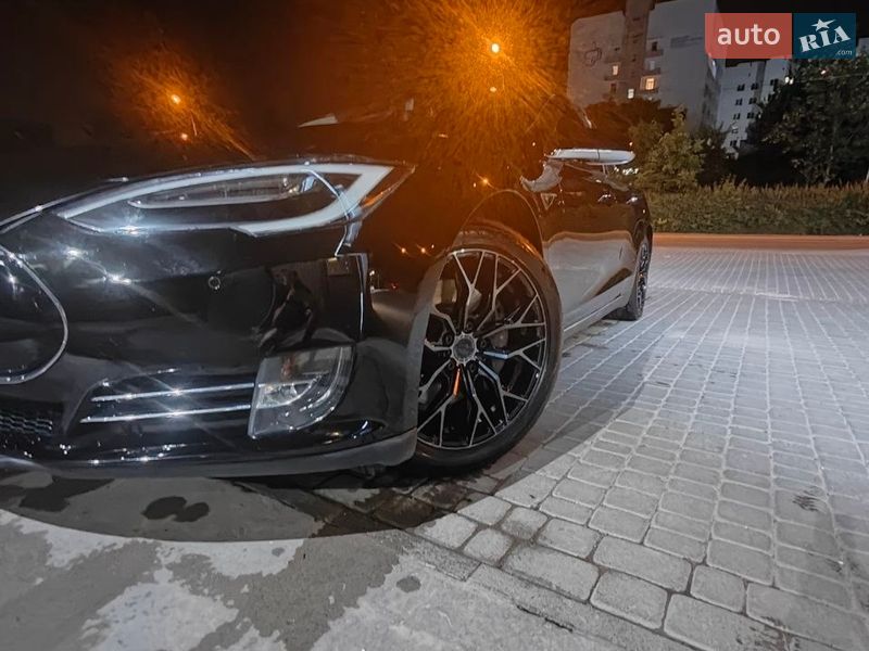 Лифтбек Tesla Model S 2014 в Львове