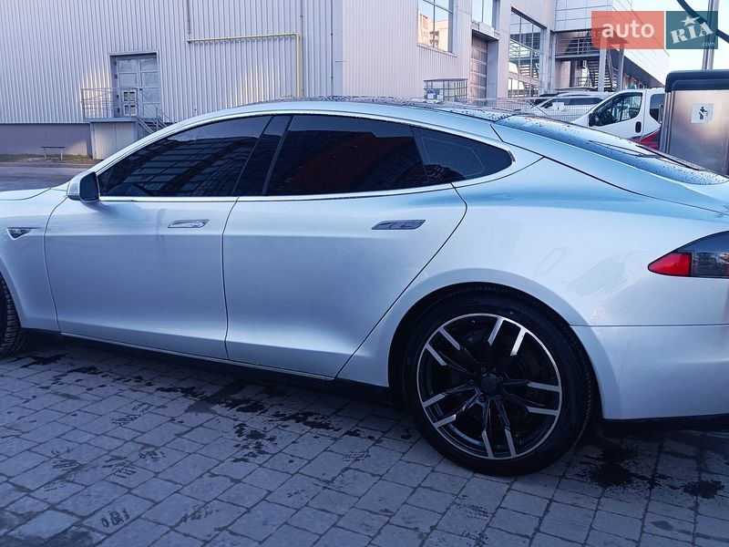 Ліфтбек Tesla Model S 2013 в Львові