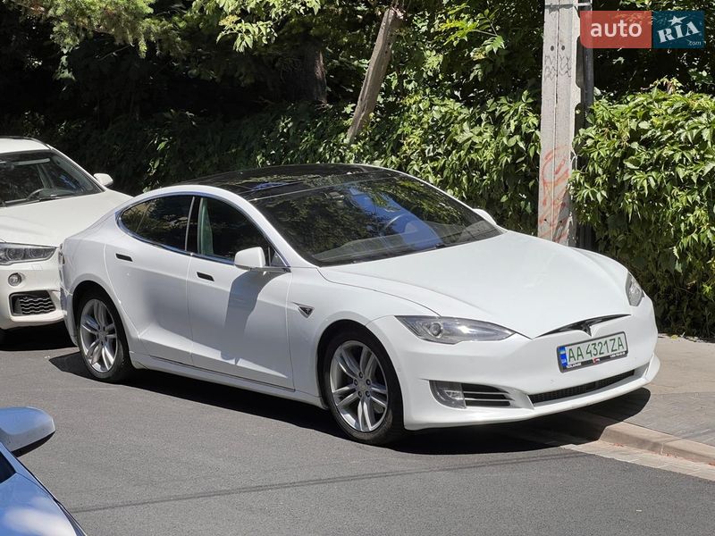 Tesla Model S 2015
