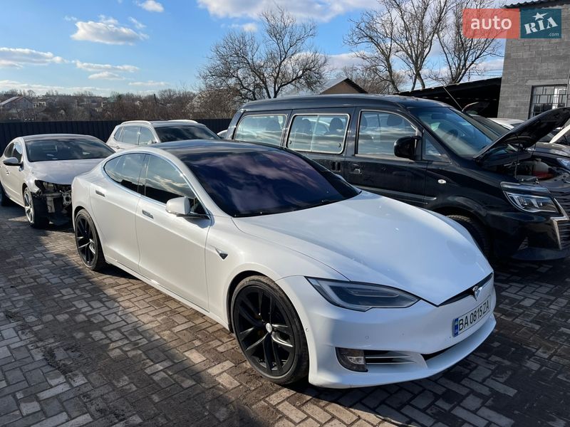 Лифтбек Tesla Model S 2017 в Кропивницком