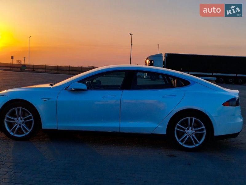 Лифтбек Tesla Model S 2015 в Радивилове