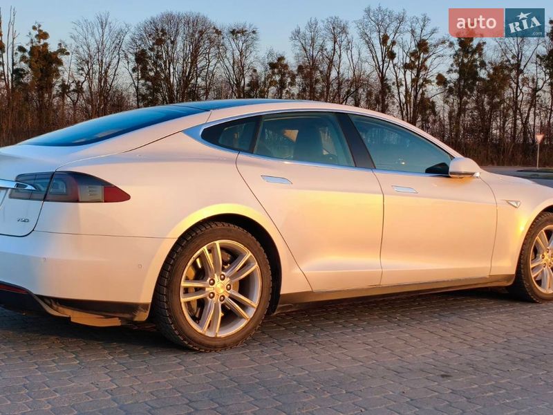 Лифтбек Tesla Model S 2015 в Радивилове
