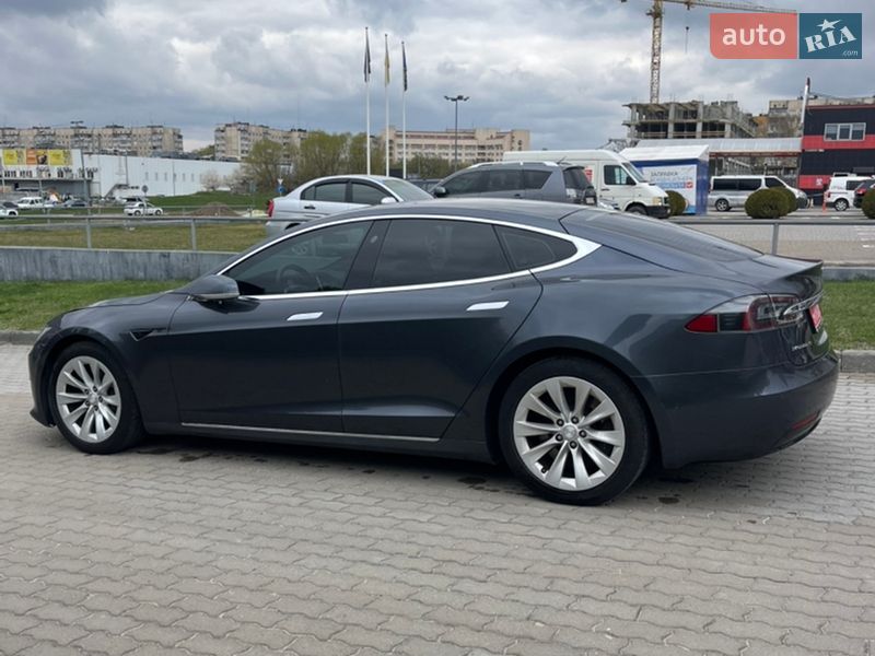Лифтбек Tesla Model S 2017 в Львове