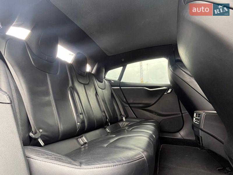 Лифтбек Tesla Model S 2017 в Львове