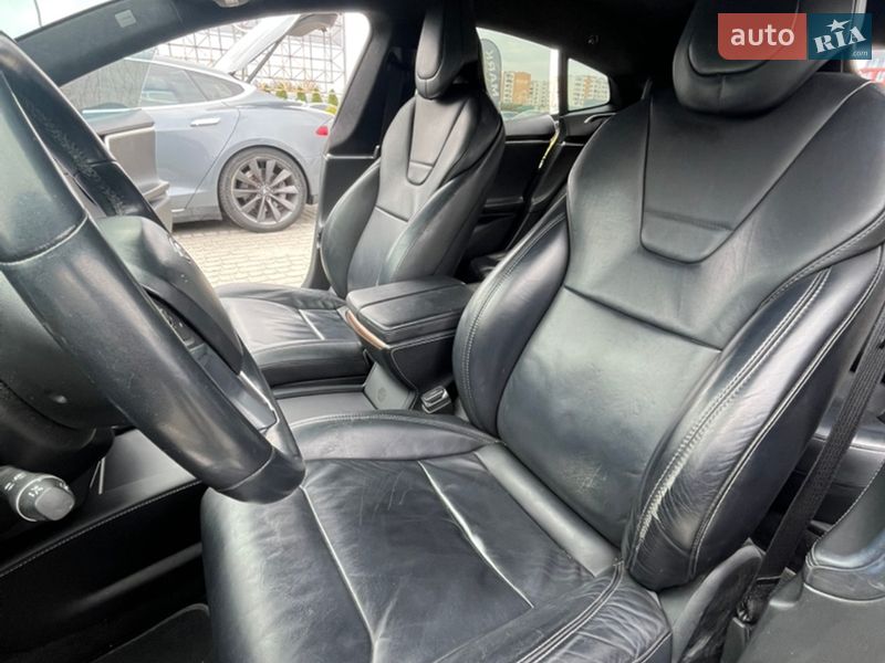 Лифтбек Tesla Model S 2017 в Львове