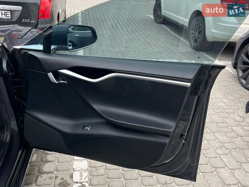 Лифтбек Tesla Model S 2017 в Львове