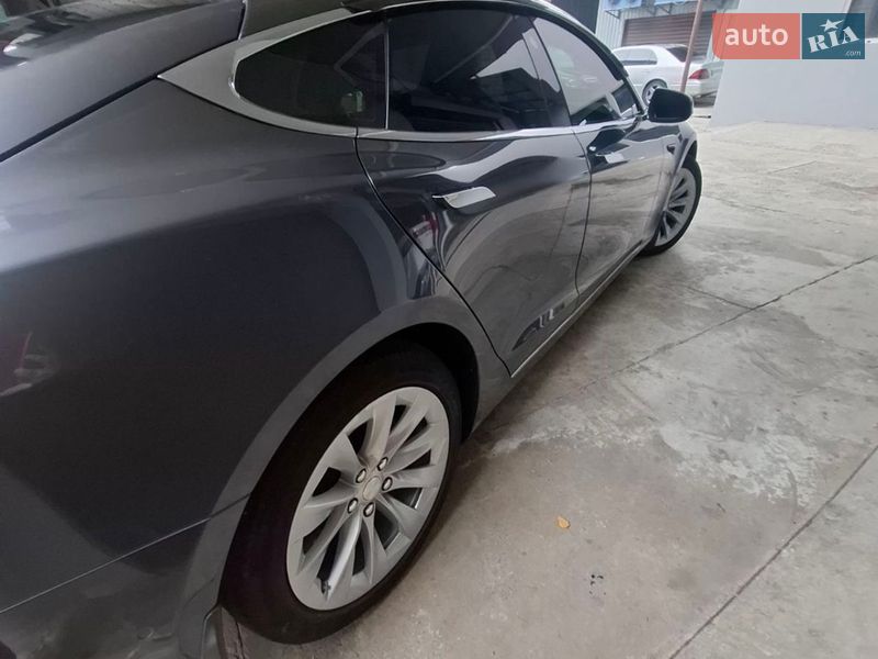 Ліфтбек Tesla Model S 2017 в Дніпрі