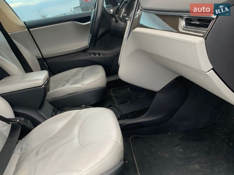 Ліфтбек Tesla Model S 2013 в Львові