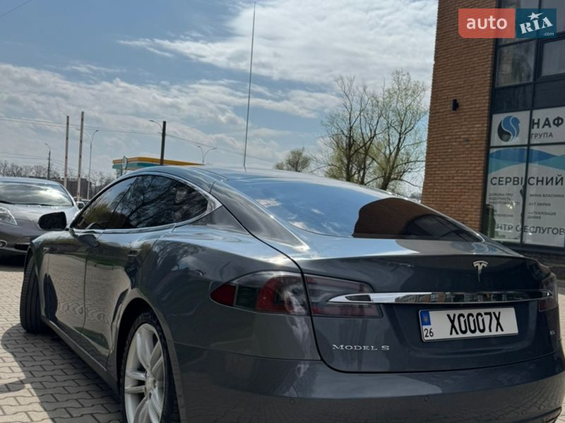 Ліфтбек Tesla Model S 2014 в Чернівцях