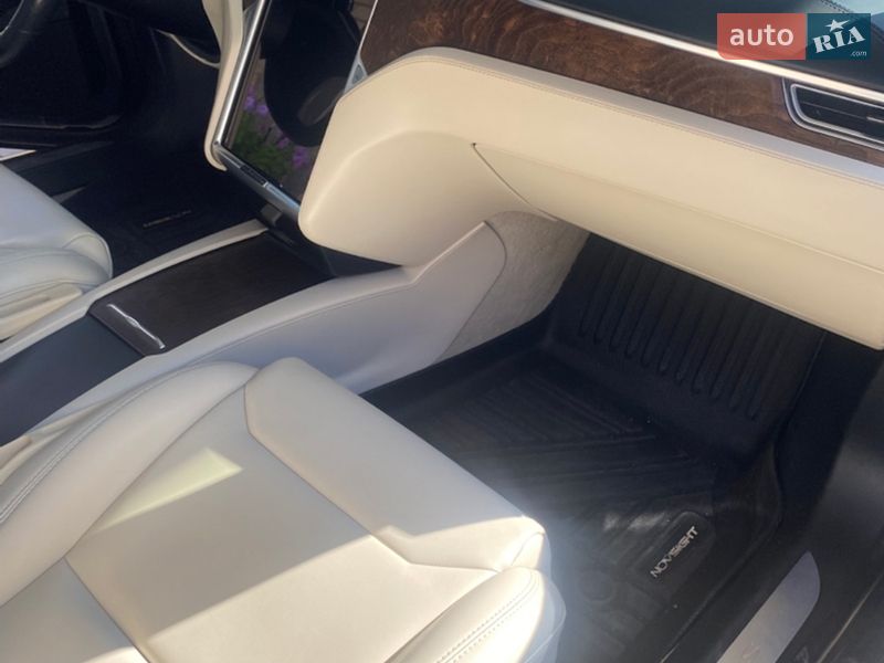 Лифтбек Tesla Model S 2017 в Кременчуге