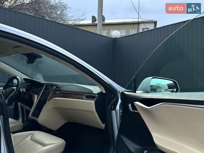Лифтбек Tesla Model S 2016 в Ивано-Франковске