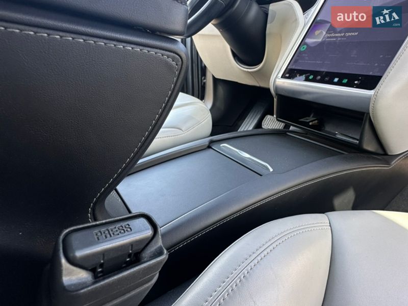 Ліфтбек Tesla Model S 2015 в Богородчанах