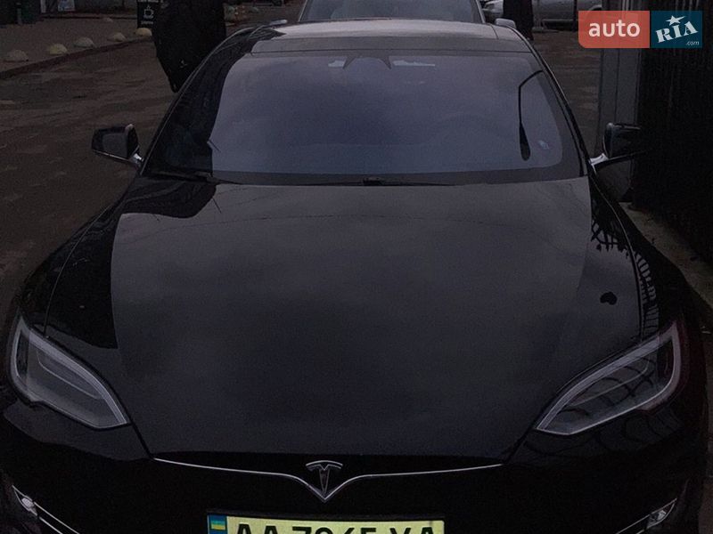 Лифтбек Tesla Model S 2017 в Киеве