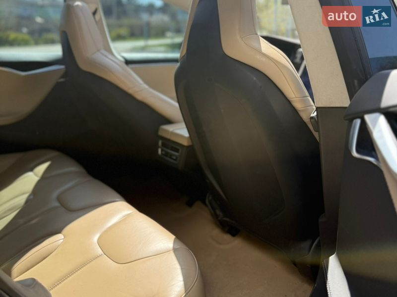 Лифтбек Tesla Model S 2015 в Каневе