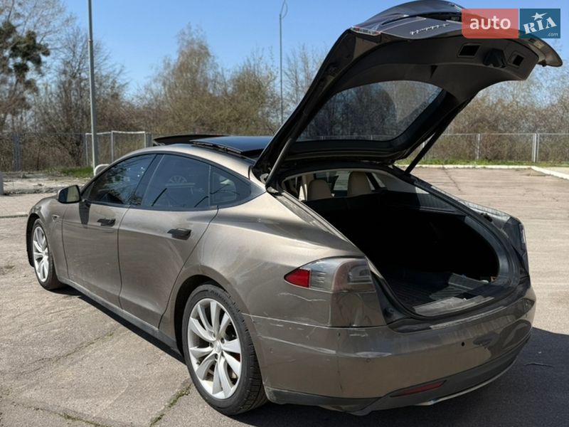 Лифтбек Tesla Model S 2015 в Каневе