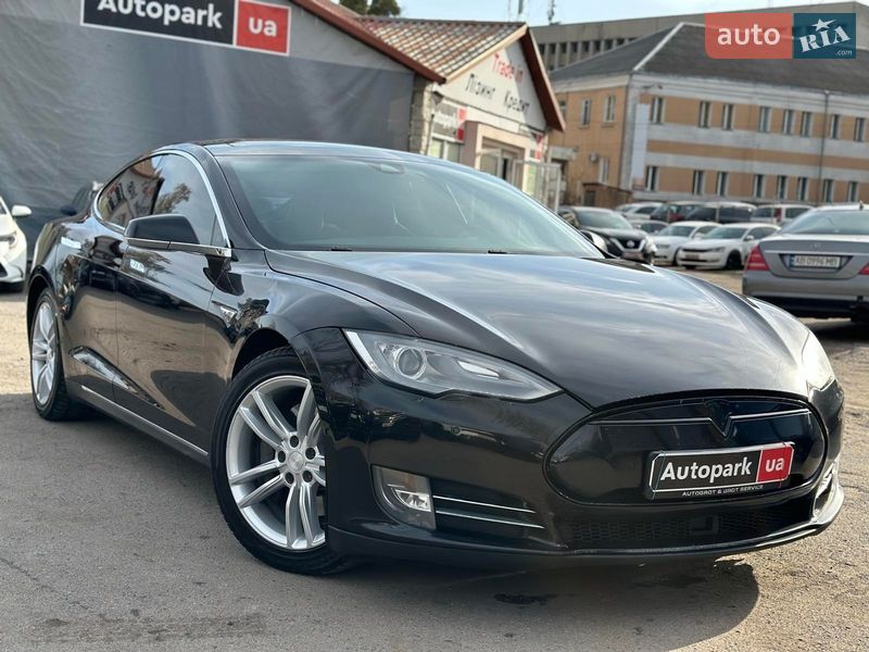Лифтбек Tesla Model S 2015 в Виннице