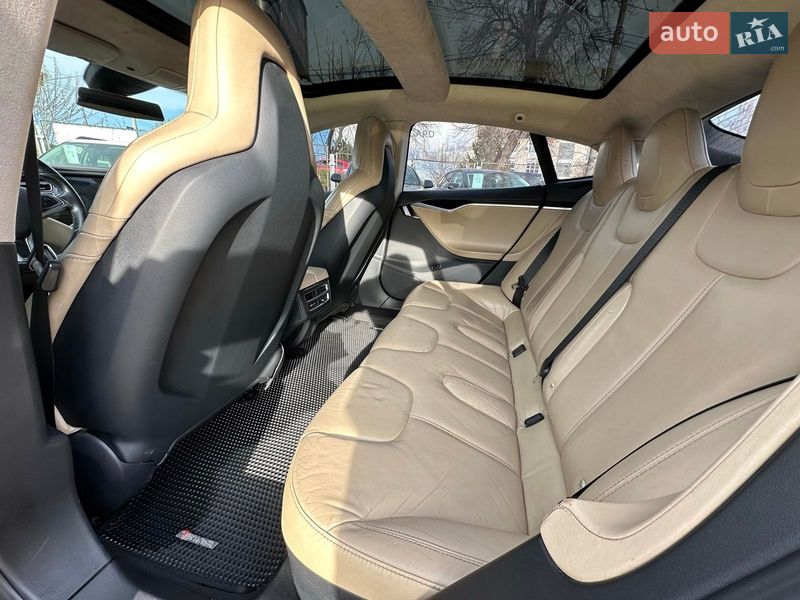 Лифтбек Tesla Model S 2015 в Виннице