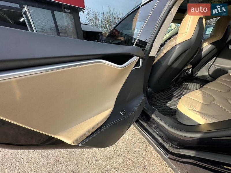 Лифтбек Tesla Model S 2015 в Виннице