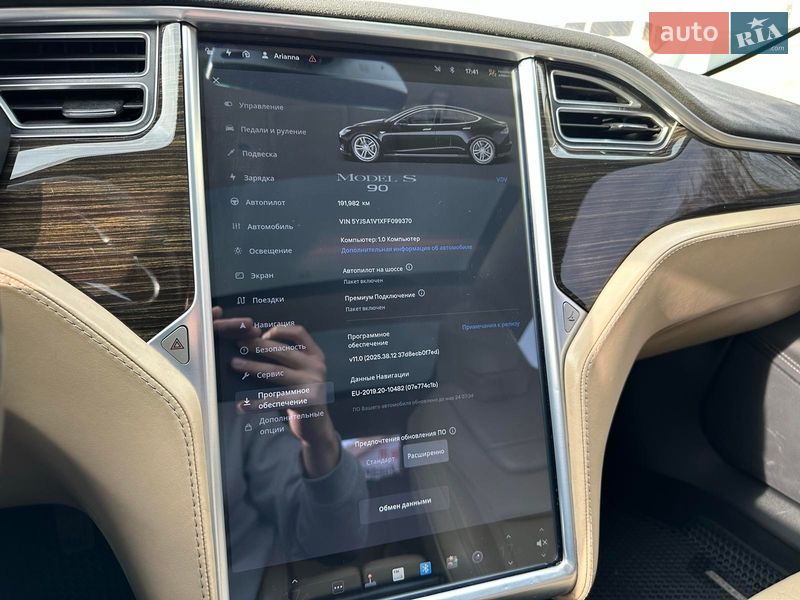 Лифтбек Tesla Model S 2015 в Виннице