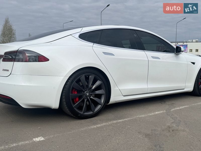 Лифтбек Tesla Model S 2017 в Киеве