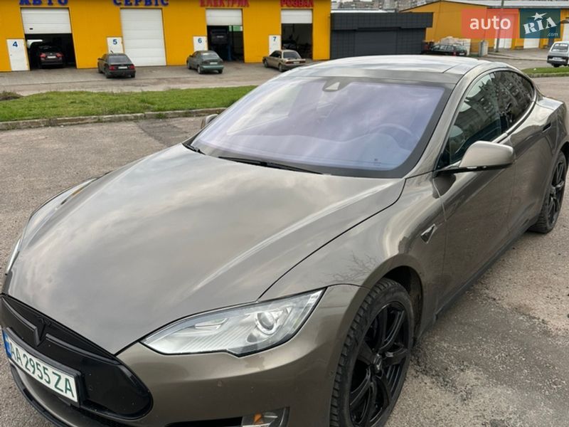 Лифтбек Tesla Model S 2015 в Черкассах