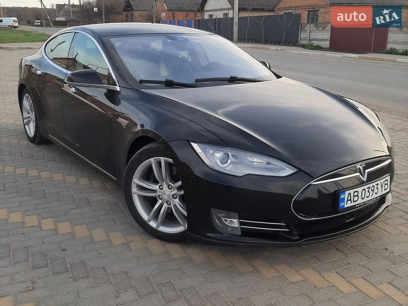 Ліфтбек Tesla Model S 2015 в Іллінцях