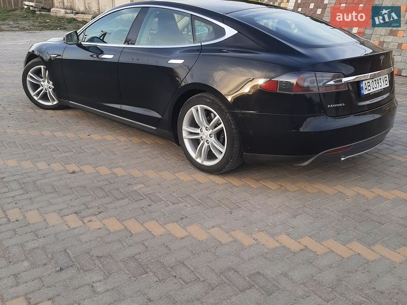 Ліфтбек Tesla Model S 2015 в Іллінцях