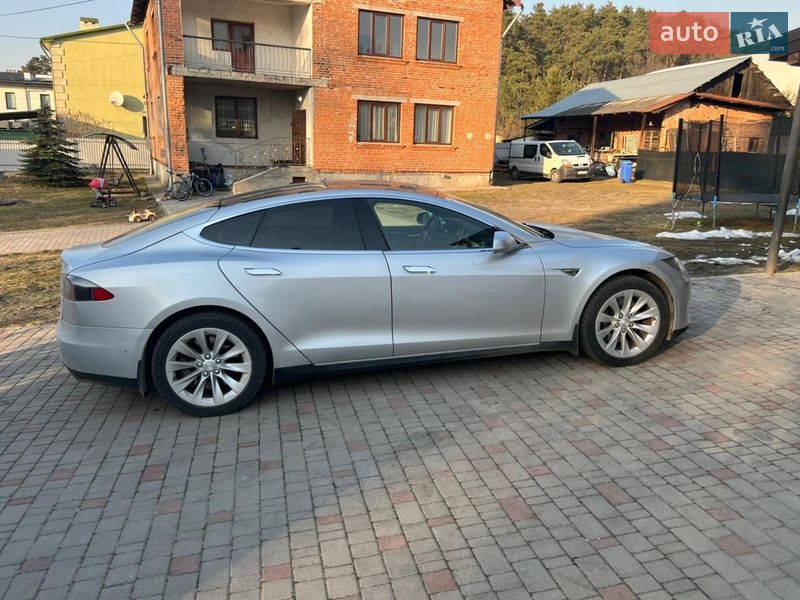 Tesla Model S 2015
