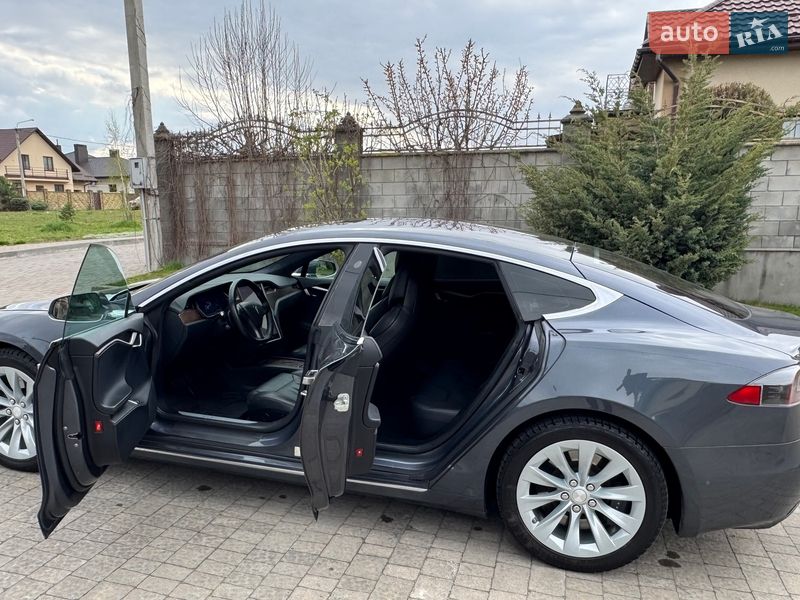 Лифтбек Tesla Model S 2018 в Ровно