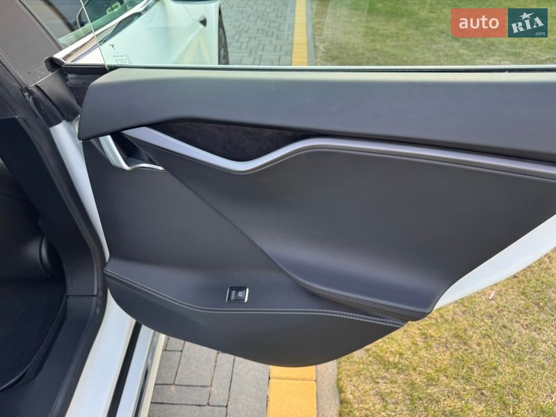 Лифтбек Tesla Model S 2019 в Ковеле