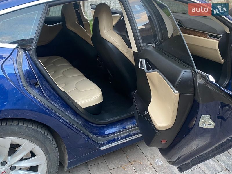 Лифтбек Tesla Model S 2016 в Львове