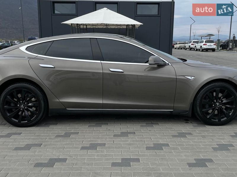 Лифтбек Tesla Model S 2016 в Ужгороде