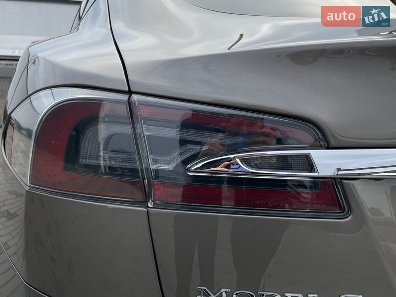 Лифтбек Tesla Model S 2016 в Ужгороде