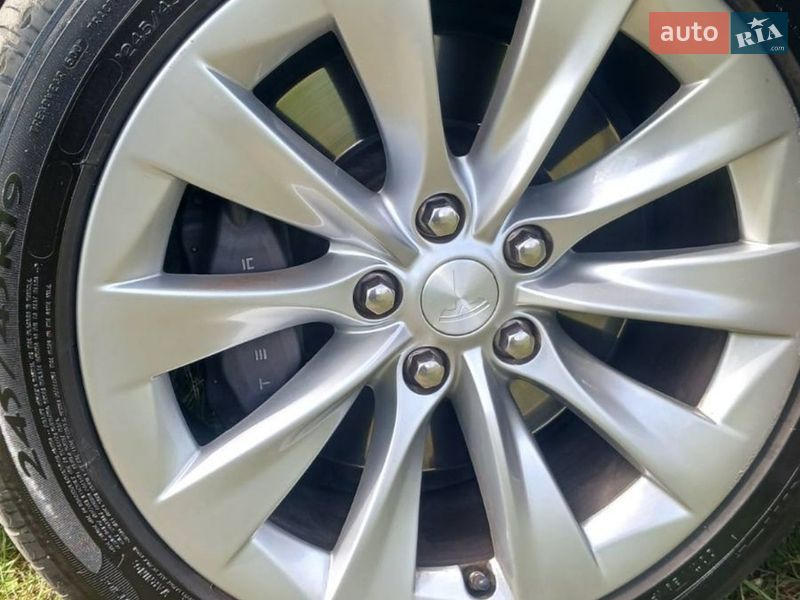 Лифтбек Tesla Model S 2016 в Кропивницком