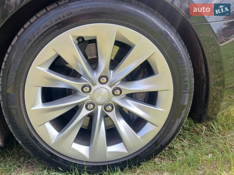 Лифтбек Tesla Model S 2016 в Кропивницком