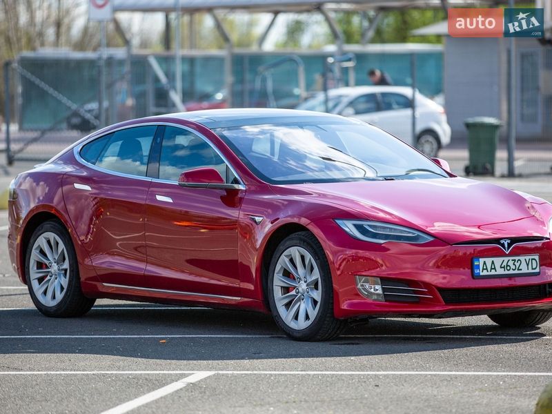 Лифтбек Tesla Model S 2018 в Киеве