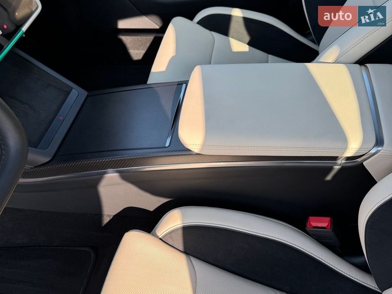 Лифтбек Tesla Model S 2024 в Киеве