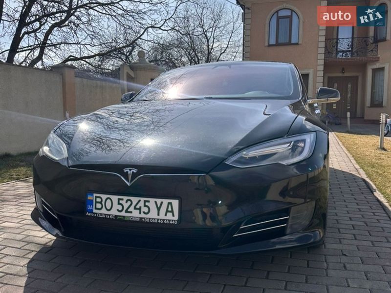 Лифтбек Tesla Model S 2017 в Черновцах
