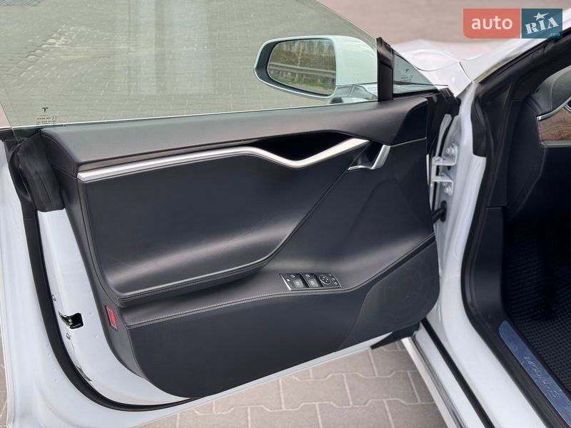 Лифтбек Tesla Model S 2016 в Буче