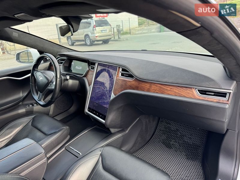 Лифтбек Tesla Model S 2016 в Буче