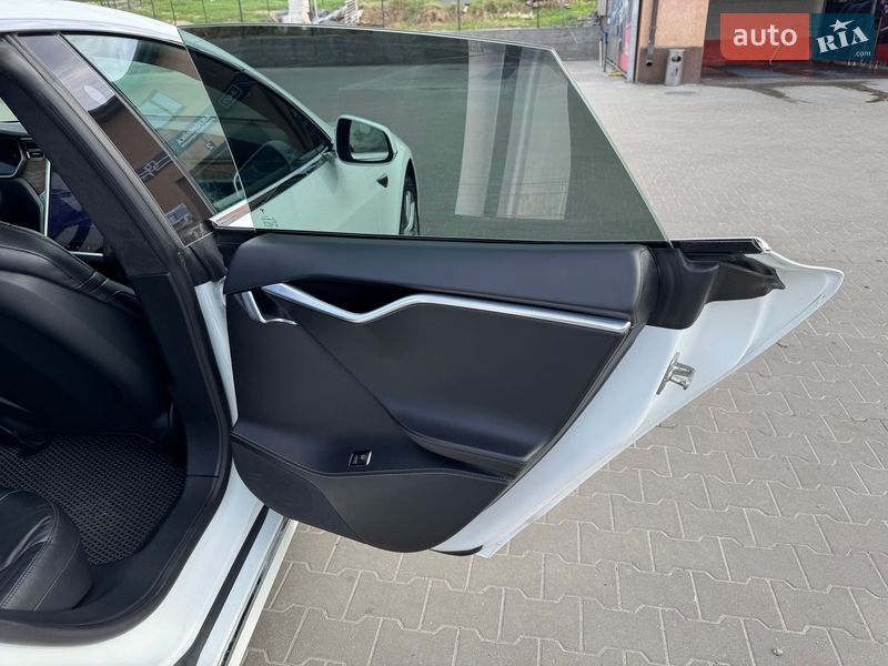 Лифтбек Tesla Model S 2016 в Буче