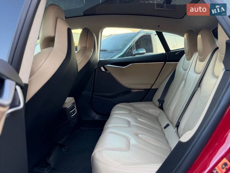 Лифтбек Tesla Model S 2017 в Львове