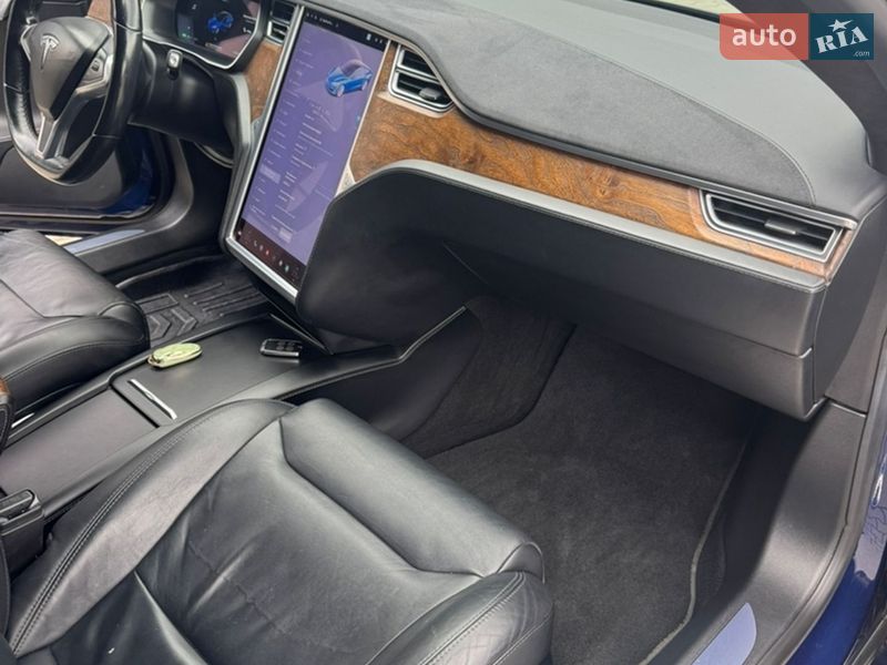 Ліфтбек Tesla Model S 2017 в Івано-Франківську