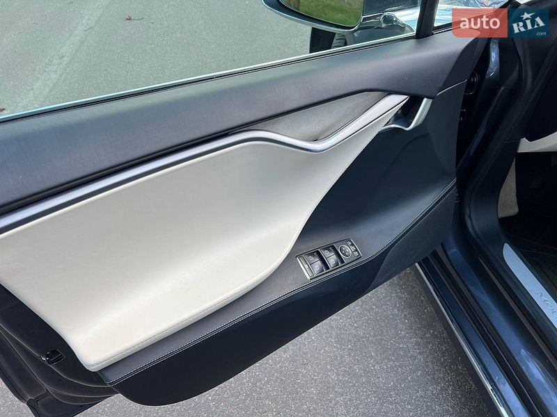 Лифтбек Tesla Model S 2018 в Киеве
