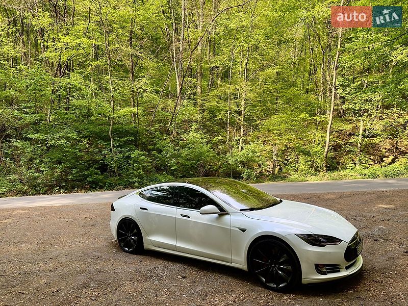 Лифтбек Tesla Model S 2015 в Мукачево